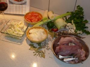 stół z miską mięsa i warzyw w obiekcie B&B Domaine Méditerranée w mieście Paraza