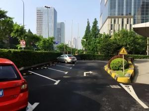 上海上海五角场丽芮酒店的把车停在城市的停车场