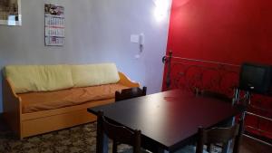 sala de estar con mesa y sofá en Traditional sicilian home, en Mistretta