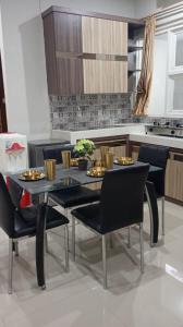 una sala da pranzo con tavolo e sedie in cucina di Villa Bougenville Inn a Salakan