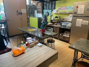 Cucina o angolo cottura di 公園一鹿背包客棧 Deer Park Hostel
