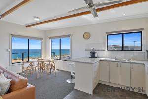 eine Küche und ein Esszimmer mit Blick auf das Meer in der Unterkunft See-Sea House - Sellicks Beach - C21 SouthCoast Holidays in Sellicks Beach + 10 Fotos