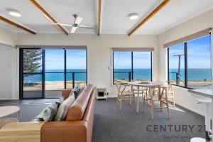 ein Wohnzimmer mit Sofa und Tisch in der Unterkunft See-Sea House - Sellicks Beach - C21 SouthCoast Holidays in Sellicks Beach