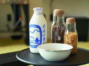 Minamiise1 and Only Hotel Io - イオ的两瓶牛奶和盘子上的碗