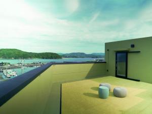 Minamiise1 and Only Hotel Io - イオ的客房设有一个享有海港景色的阳台。