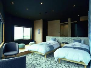 Minamiise1 and Only Hotel Io - イオ的一间卧室配有两张床和椅子