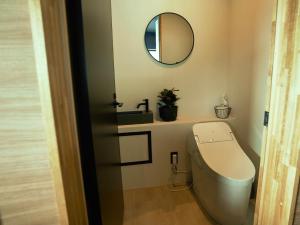 Minamiise1 and Only Hotel Io - イオ的带马桶和镜子的浴室 更多22张照片
