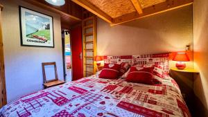ein Schlafzimmer mit einem großen Bett mit roten Kissen in der Unterkunft Appartement Proche Des Pistes in Saint-Gervais-les-Bains