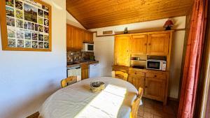 eine kleine Küche mit Tisch und Mikrowelle in der Unterkunft Appartement Proche Des Pistes in Saint-Gervais-les-Bains