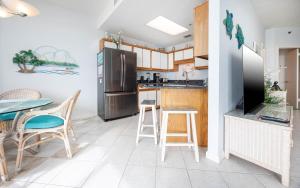 Nhà bếp/bếp nhỏ tại Phoenix East 1205 condo