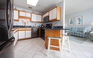 Nhà bếp/bếp nhỏ tại Phoenix East 1205 condo