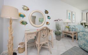 Khu vực ghế ngồi tại Phoenix East 1205 condo