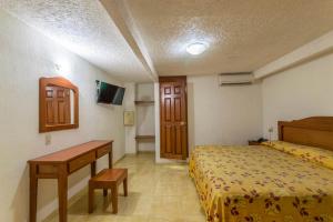 Postel nebo postele na pokoji v ubytování Suites Poliforum Inn