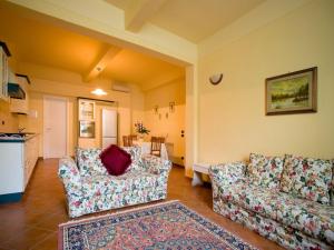 フィレンツェにあるSan Firenzeのリビングルーム(ソファ2台付)、キッチンが備わります。