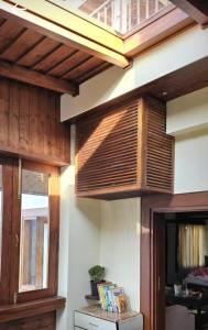 ビムタルにあるELDORA - LUXURY of LEISUREの木製の天井の窓付きの部屋