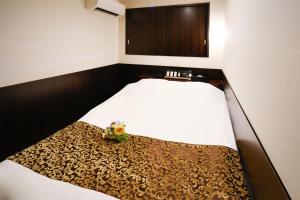Postel nebo postele na pokoji v ubytování Ikebukuro Central Hotel