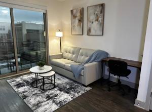 Modern & Cozy Apt with pool in prime location的休息区