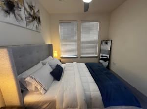 弗赖拉辛Modern & Cozy Apt with pool in prime location的一间卧室配有一张带蓝白色枕头的大床 更多16张照片