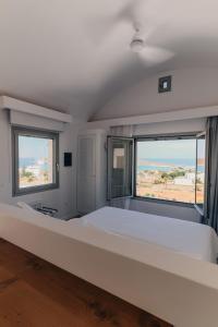 Postel nebo postele na pokoji v ubytování Makrikythera Luxury Suites - Private Pool or Hot Tub Suites + 37 fotografií
