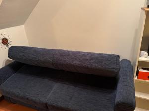 een bed in de hoek van een kamer bij Bibione Landora Nummer 141 in Bibione