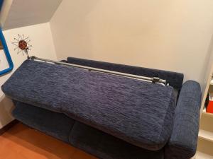 een bank met een handdoekenrek in een kamer bij Bibione Landora Nummer 141 in Bibione