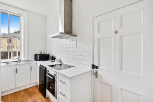 Kuchyň nebo kuchyňský kout v ubytování Portsea Place - Chic queen studio and parking