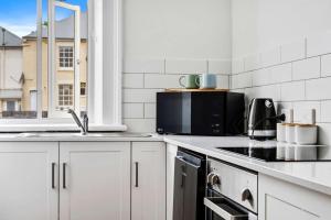 Kuchyň nebo kuchyňský kout v ubytování Portsea Place - Chic queen studio and parking