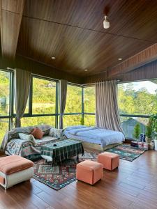 Xuan AnにあるChu Houseのベッドが2つと大きな窓がある寝室