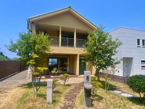 白滨白浜みんと的前面有停车计的房屋