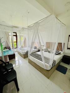 Postel nebo postele na pokoji v ubytování Anuradhapura Kingdom View Resort