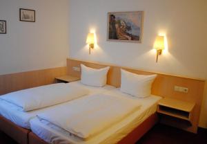 Postel nebo postele na pokoji v ubytování Hotel & Café Göller