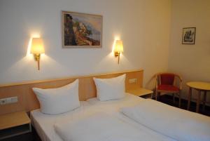 Postel nebo postele na pokoji v ubytování Hotel & Café Göller