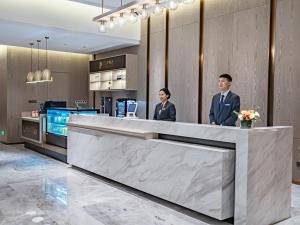 พนักงานที่ Xiangyang Station Minfa World City Yishang Plus Hotel