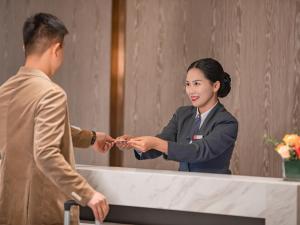 พนักงานที่ Xiangyang Station Minfa World City Yishang Plus Hotel