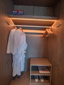 襄陽市にあるXiangyang Station Minfa World City Yishang Plus Hotelの衣服入れクローゼット +36枚の写真