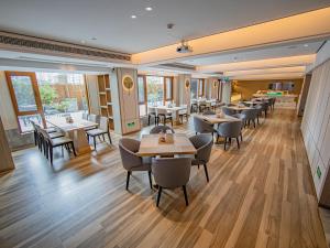 ห้องอาหารหรือที่รับประทานอาหารของ Xiangyang Station Minfa World City Yishang Plus Hotel