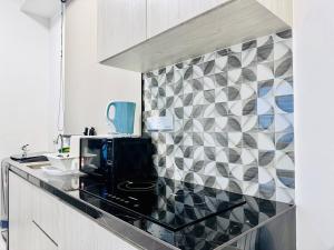 una cocina con encimera y microondas en Home Away From Home in Penang, en Jelutong