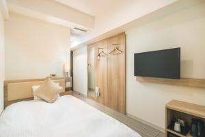 TV a/nebo společenská místnost v ubytování KOKO HOTEL Hiroshima Ekimae