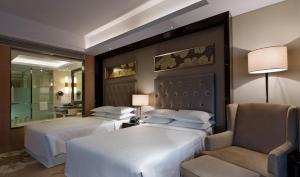 En eller flere senger på et rom på Sheraton Daqing Hotel