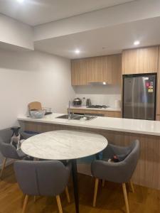 Kuchyň nebo kuchyňský kout v ubytování Shared modern apartment near airport