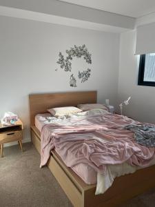 Postel nebo postele na pokoji v ubytování Shared modern apartment near airport
