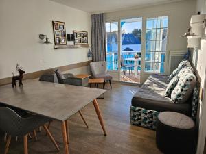una sala de estar con una mesa y un sofá en Charme Studio 103 Belle Dune, en Fort-Mahon-Plage