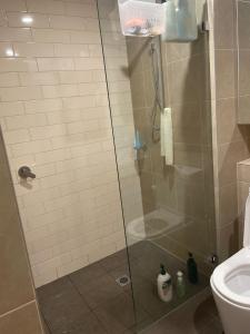 Koupelna v ubytování Shared modern apartment near airport + 7 fotografií