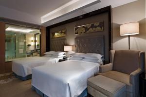 En eller flere senger på et rom på Sheraton Daqing Hotel
