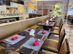 En restaurant eller et spisested på Sheraton Daqing Hotel