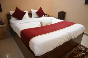 Pavitram Hotel & Banquet客房内的一张或多张床位