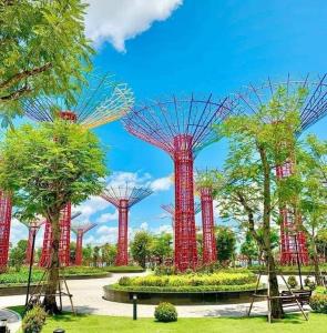 un gruppo di alberi ad alto fusto in un parco di Khu đô thị Vinhomes Grand Park Tp Thủ đức Tp HCM a Long Bình