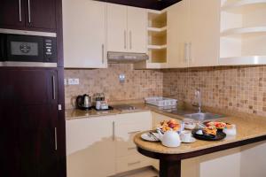 Kuchyň nebo kuchyňský kout v ubytování Jannah Executive Hotel Apartments