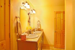 baño con 2 lavabos y espejo grande en Harlin Haus, en Leavenworth