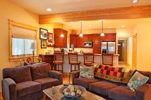 a living room with a couch and a kitchen at Harlin Haus in Leavenworth